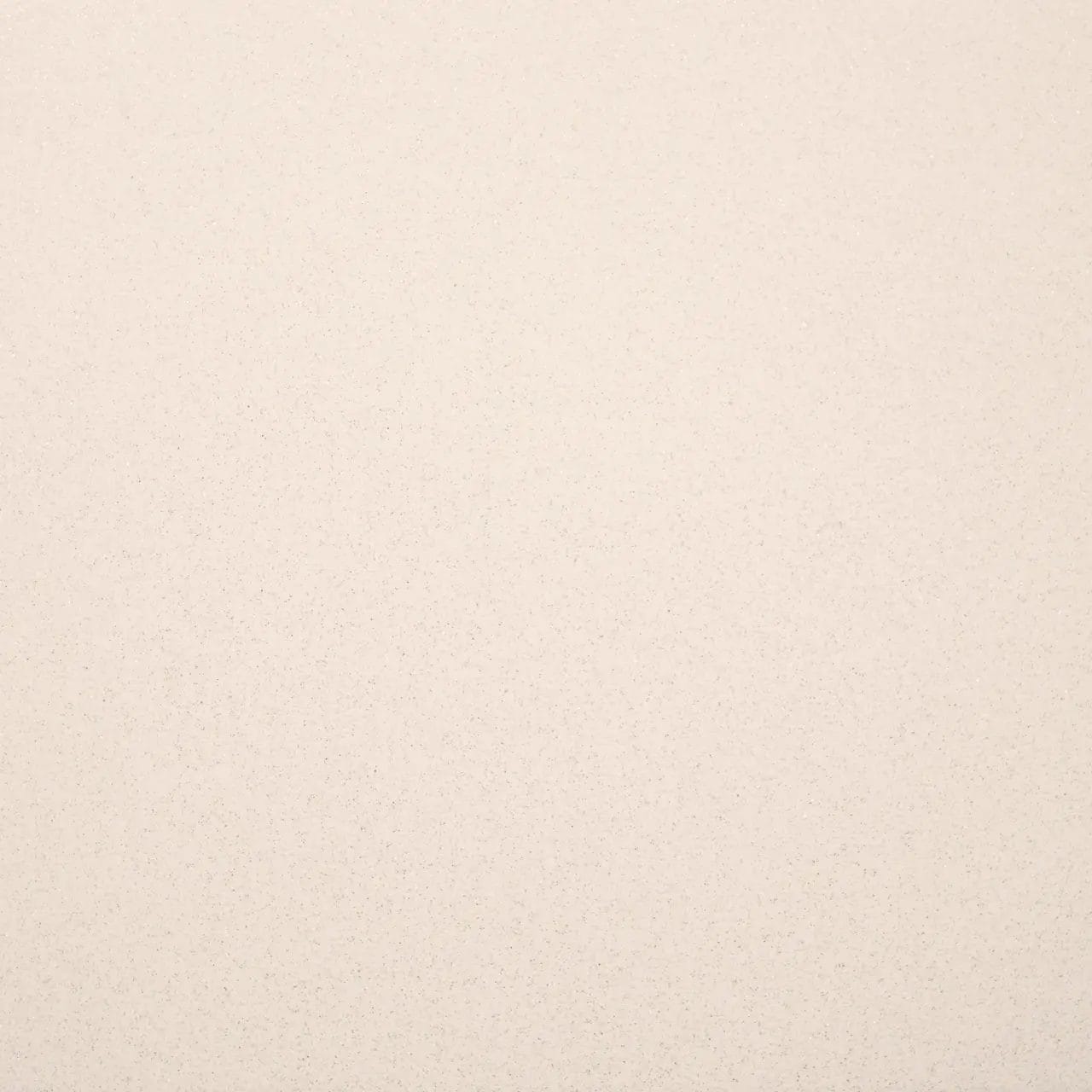 διαθέτει μια εκλεπτυσμένη περλέ λευκή βάση, με διακριτικές αποχρώσεις ροζ, χρυσαφί που εμφανίζονται ανάλογα με τη γωνία του φωτός.